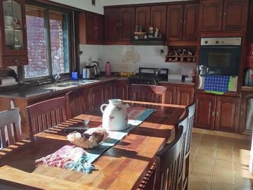 CASA CON JARDIN EN DOS PLANTAS , CHALET EN DOS PLANTAS DE AMPLIAS DIMENSIONES Y EXC UBICACION , A UNA CUADRA DE EMILIO CASTRO