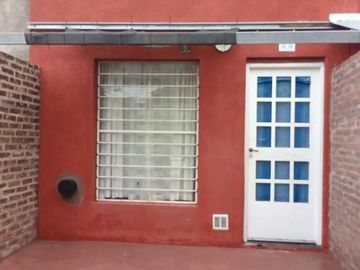 Casa de un dormitorio, patio chico y entrada para autos en chivilcoy