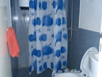 Casa de un dormitorio, patio chico y entrada para autos en chivilcoy