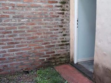 Casa de un dormitorio, patio chico y entrada para autos en chivilcoy