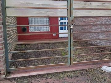 Casa de un dormitorio, patio chico y entrada para autos en chivilcoy