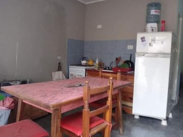 Casa de un dormitorio, patio chico y entrada para autos en chivilcoy