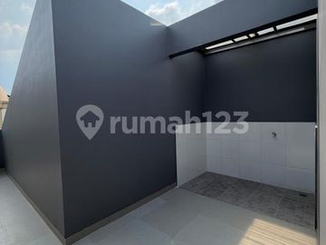 Brand Newrumah 3 Lantai di Kawasan Strategis Lebak Bulus