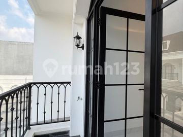 Brand Newrumah 3 Lantai di Kawasan Strategis Lebak Bulus