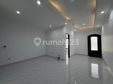 Brand Newrumah 3 Lantai di Kawasan Strategis Lebak Bulus