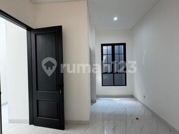 Brand Newrumah 3 Lantai di Kawasan Strategis Lebak Bulus