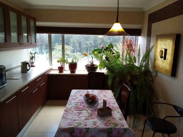 Vendo Lindo Departamento Remodelado en Edificio Antiguo en buen Estado de 300 m2 en el Sector de la Gonzales Suarez