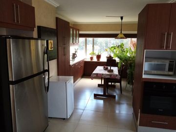 Vendo Lindo Departamento Remodelado en Edificio Antiguo en buen Estado de 300 m2 en el Sector de la Gonzales Suarez