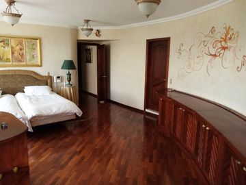 Vendo Lindo Departamento Remodelado en Edificio Antiguo en buen Estado de 300 m2 en el Sector de la Gonzales Suarez