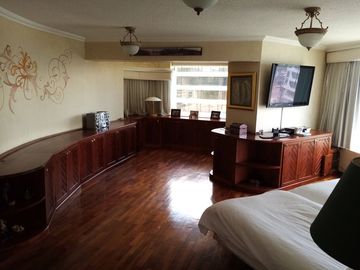 Vendo Lindo Departamento Remodelado en Edificio Antiguo en buen Estado de 300 m2 en el Sector de la Gonzales Suarez