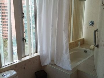 Vendo Lindo Departamento Remodelado en Edificio Antiguo en buen Estado de 300 m2 en el Sector de la Gonzales Suarez