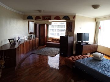 Vendo Lindo Departamento Remodelado en Edificio Antiguo en buen Estado de 300 m2 en el Sector de la Gonzales Suarez