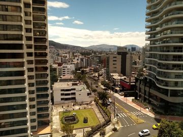Vendo Lindo Departamento Remodelado en Edificio Antiguo en buen Estado de 300 m2 en el Sector de la Gonzales Suarez