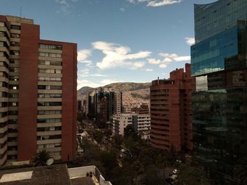 Vendo Lindo Departamento Remodelado en Edificio Antiguo en buen Estado de 300 m2 en el Sector de la Gonzales Suarez