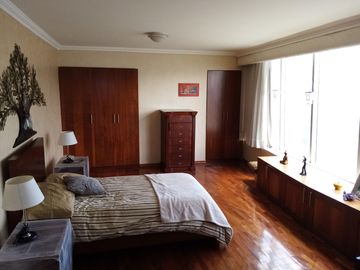 Vendo Lindo Departamento Remodelado en Edificio Antiguo en buen Estado de 300 m2 en el Sector de la Gonzales Suarez