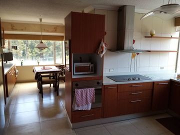 Vendo Lindo Departamento Remodelado en Edificio Antiguo en buen Estado de 300 m2 en el Sector de la Gonzales Suarez