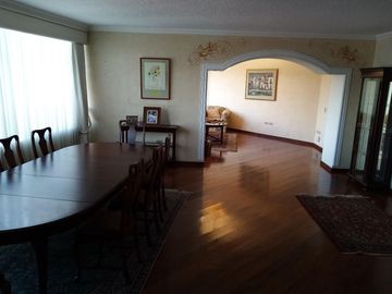 Vendo Lindo Departamento Remodelado en Edificio Antiguo en buen Estado de 300 m2 en el Sector de la Gonzales Suarez