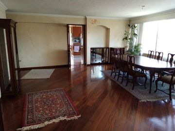 Vendo Lindo Departamento Remodelado en Edificio Antiguo en buen Estado de 300 m2 en el Sector de la Gonzales Suarez