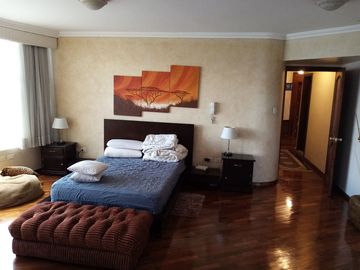 Vendo Lindo Departamento Remodelado en Edificio Antiguo en buen Estado de 300 m2 en el Sector de la Gonzales Suarez