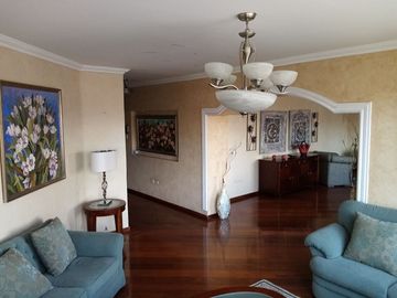 Vendo Lindo Departamento Remodelado en Edificio Antiguo en buen Estado de 300 m2 en el Sector de la Gonzales Suarez