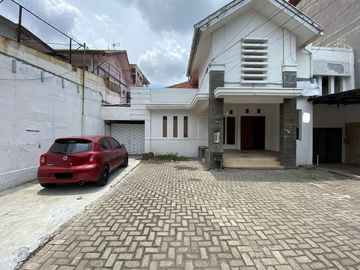 Sewa rumah daerah tenggilis, cocok untuk segala usaha baik usaha dagang, kantoran atau cafe, lokasi strategis