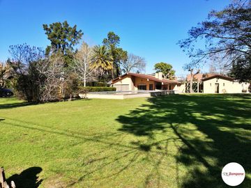 Venta Casa 8 ambientes - Zona norte (Con pileta)