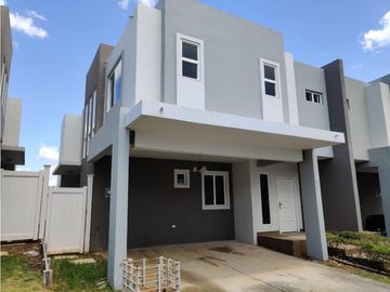 VENDO CASA  PH VICTORIA BRISAS DEL GOLF PASEO DEL NORTE