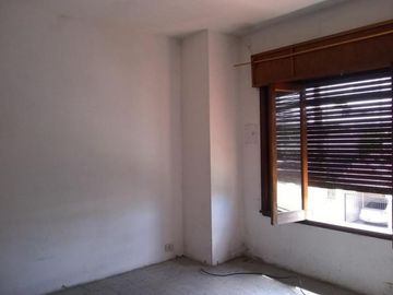 EXCELENTE GALPON CON DEPARTAMENTO EN VENTA, RUBEN DARIO 400 -TEMPERLEY-