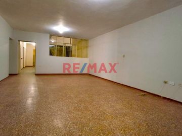 ✨¡Oportunidad única en Piura!✨

Descubre la Casa Dúplex perfecta para tú 💰 negocio y tú familia. 👨‍👨‍👧‍👧 ya que podrás destinar el primer nivel 📐 23