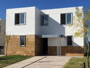 casa venta 3 dormitorios Muy buen Diseño en Tipas