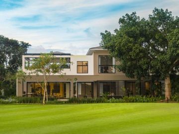 Casa con alberca privada en residencial con campo de golf y casa club con amenid
