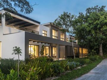 Casa con alberca privada en residencial con campo de golf y casa club con amenid