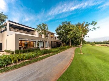 Casa con alberca privada en residencial con campo de golf y casa club con amenid