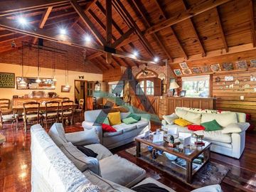 Casa 7 ambientes con dependencia de servicio y pileta!