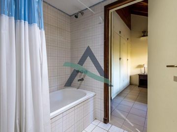 Casa 7 ambientes con dependencia de servicio y pileta!
