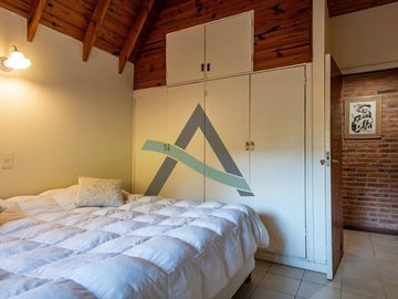 Casa 7 ambientes con dependencia de servicio y pileta!