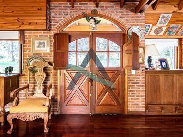Casa 7 ambientes con dependencia de servicio y pileta!