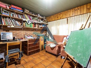 Casa 7 ambientes con dependencia de servicio y pileta!