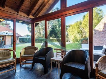 Casa 7 ambientes con dependencia de servicio y pileta!