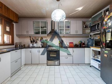Casa 7 ambientes con dependencia de servicio y pileta!