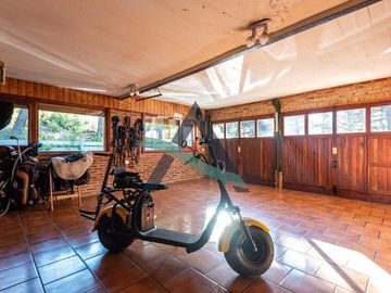 Casa 7 ambientes con dependencia de servicio y pileta!