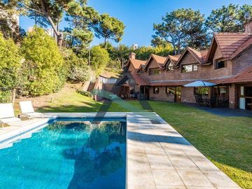 Casa 7 ambientes con dependencia de servicio y pileta!