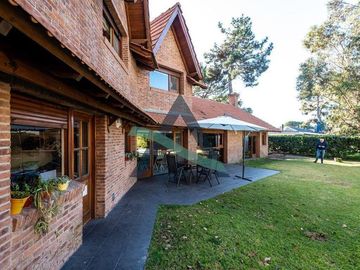 Casa 7 ambientes con dependencia de servicio y pileta!