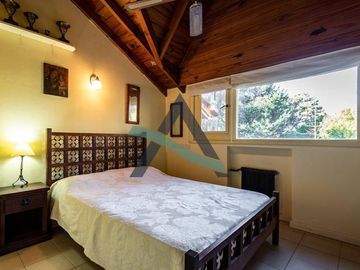 Casa 7 ambientes con dependencia de servicio y pileta!