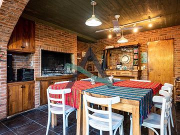 Casa 7 ambientes con dependencia de servicio y pileta!