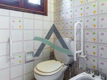 Casa 7 ambientes con dependencia de servicio y pileta!