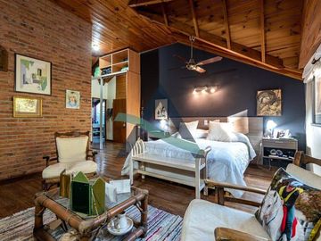 Casa 7 ambientes con dependencia de servicio y pileta!
