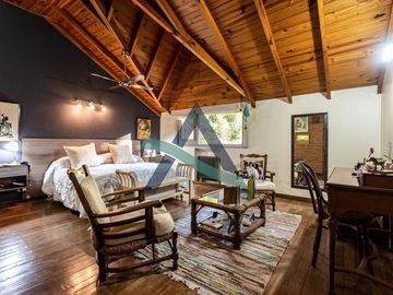 Casa 7 ambientes con dependencia de servicio y pileta!