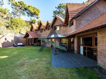 Casa 7 ambientes con dependencia de servicio y pileta!