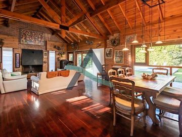 Casa 7 ambientes con dependencia de servicio y pileta!